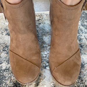 Toms ladies brown suede wedge ankle boots. Worn once. Like new. Rubber heel. Sz7